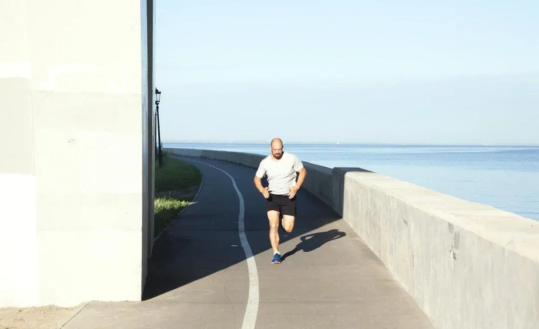 دویدن چقدر کالری می‌سوزاند؟ عدد دقیق رو بدون و برای هدفت برنامه‌ریزی کن