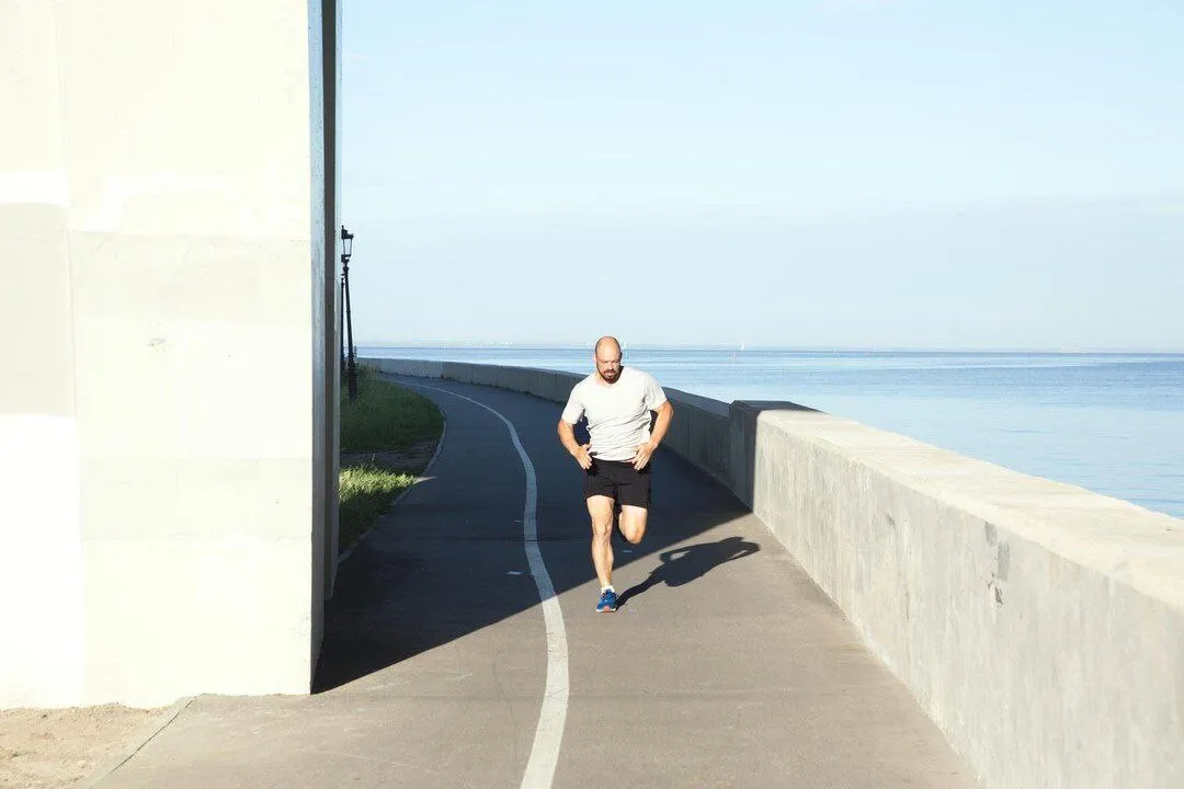 دویدن چقدر کالری می‌سوزاند؟ عدد دقیق رو بدون و برای هدفت برنامه‌ریزی کن